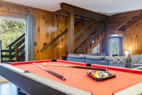 Sierra Vista Lookout Lodge for 8 people with Hot tub, deck and trail to waterfalls